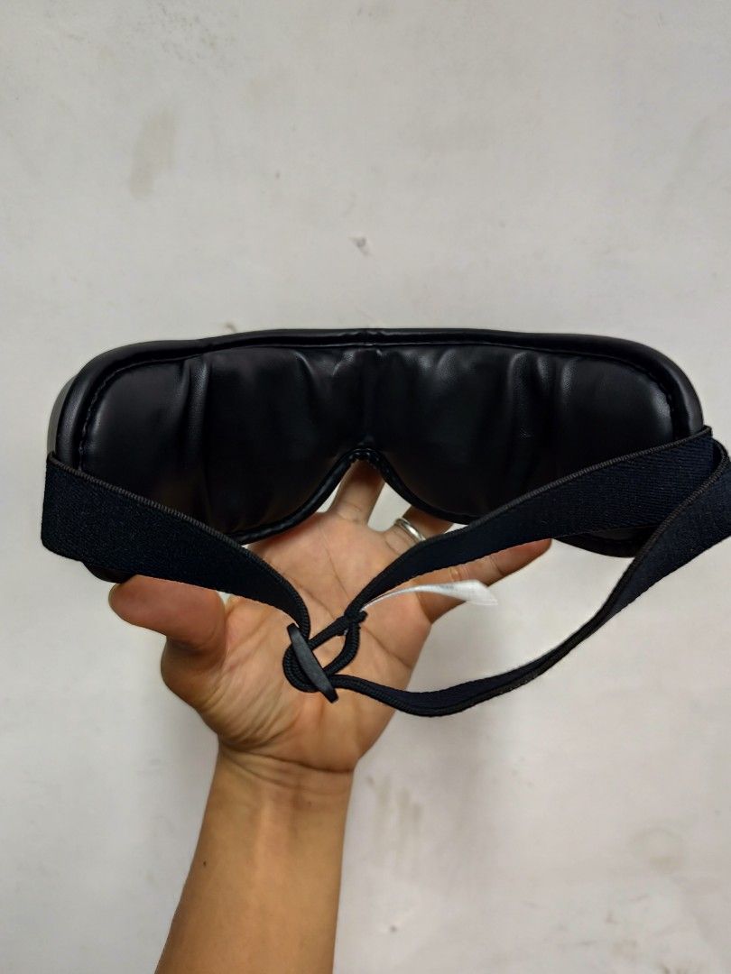 Zespa Wireless Eye Massager (Category: Face Care) located in Cordova. Submitted by bsb.streetluxvintage.clothing (Listing ID 1435002468, Image 3). Description: - Zespa eye massager - Carbon fiber design - Power button - Adjustable strap - Color: Black - Modern and sleek look - Manufactured by SHEN ZHEN HANR TECHNOLOGY CO., LIMITED.