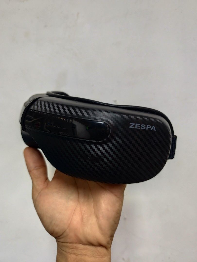 Zespa Wireless Eye Massager (Category: Face Care) located in Cordova. Submitted by bsb.streetluxvintage.clothing (Listing ID 1435002468, Image 2). Description: - Zespa eye massager - Carbon fiber design - Power button - Adjustable strap - Color: Black - Modern and sleek look - Manufactured by SHEN ZHEN HANR TECHNOLOGY CO., LIMITED.