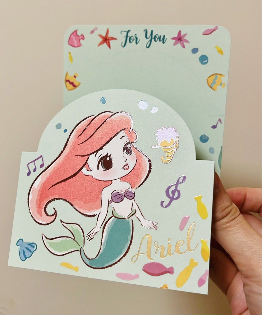 最後 3 張‼️現貨💖公主卡立體卡 💌🧜‍♀️正版 台灣 Q版迪士尼公主 燙金小卡片 小魚仙 美人魚公主/ 長髮公主 / 玻璃鞋公主 立體卡 生日卡 母親節卡 結婚卡 示愛卡 聖誕咭 母親節卡 生日咭 聖誕咭 祝福卡 感謝咭 心意卡 求婚 珍藏收藏 DISNEY PRINCESS CINDERELLA MERMAID ARIEL CHRISTMAS WEDDING VALENTINES ANNIVERSARY CARD STATIONARY Pop-Up Greeting Card （分類：文具及工藝 - 畫作及印刷品）位於 Hong Kong。 由 swroom 提交（商品編號 1429991780，圖片 3）。簡介： 🚚 🎁 只限郵寄運送 🎁 ▫️▫️商品詳情▫️▫️ 💝 $55 張 ，$150 三張，全新 ❣️ 節日銷情迅速請早訂購售完即止❣️ 🛍更多最新禮品玩具 follow us ： carousell.com/swroom ▫️▫️購買付款詳情 ▫️▫️ 📥
