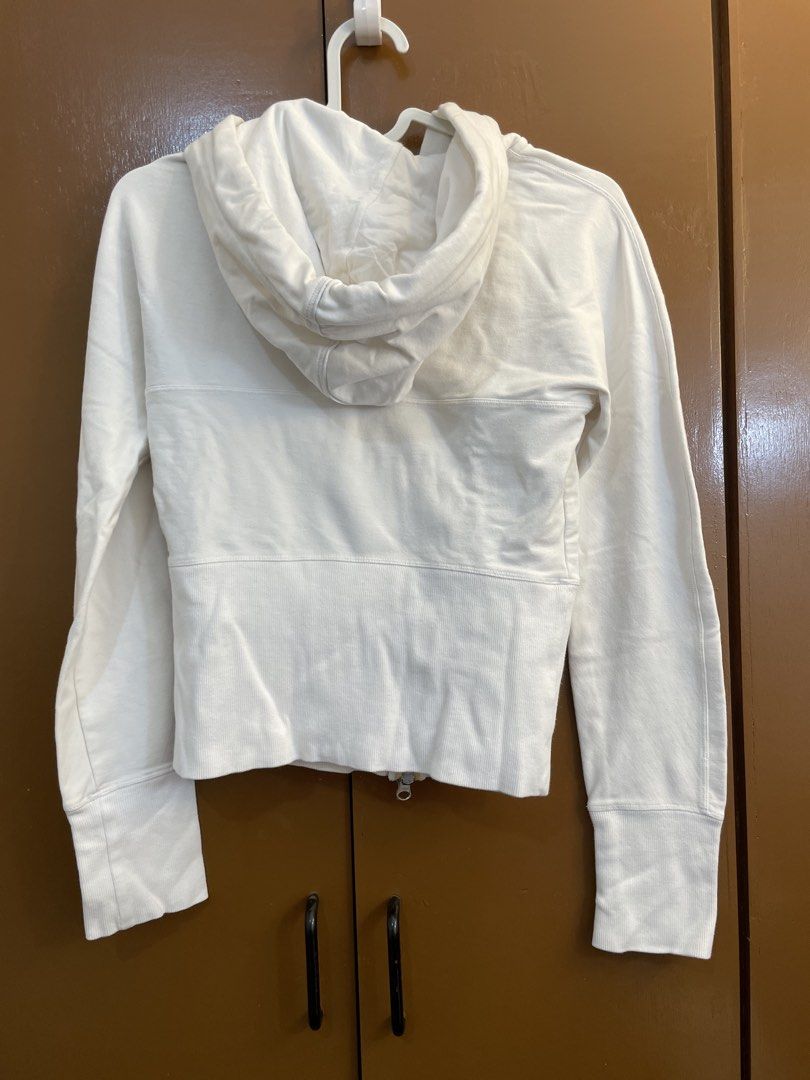 Armani Exchange White Zip-Up Hoodie (Category: Coats, Jackets and Outerwear) located in Quezon City. Submitted by mrslim91 (Listing ID 1429849646, Image 2). Description: Fits XS to S. RFS: Decluttering Note to buyers: We’ve been victims to scam purchases in this platform. To avoid that happening again, we will do the booking ourselves. Payment first via GCash. NO CASH FROM DELIVERY DRIVERS WILL BE ACCEPTED. Thanks for your cooperation. .