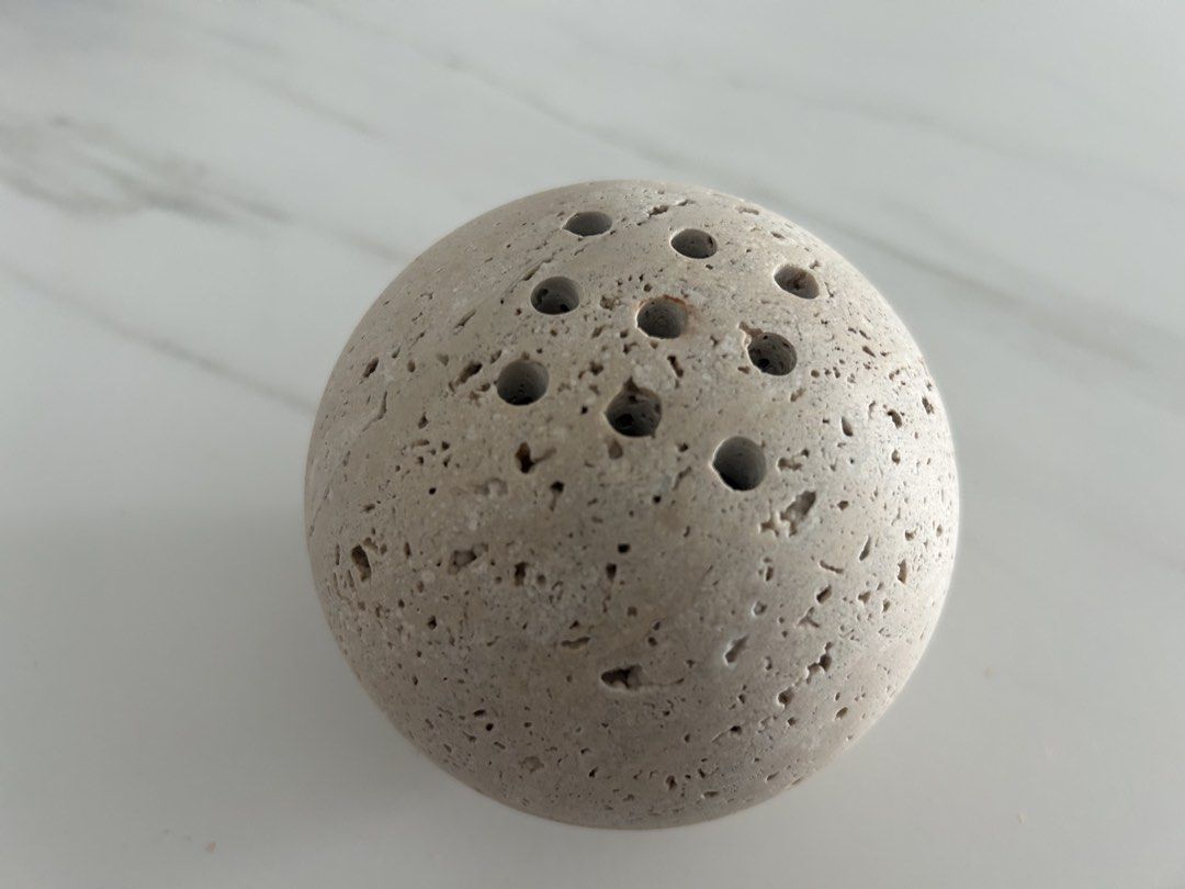 Aroma diffuser (Category: Other Home Decor) located in Singapore. Submitted by zliujiahui67420 (Listing ID 1429920259, Image 1). Description: .