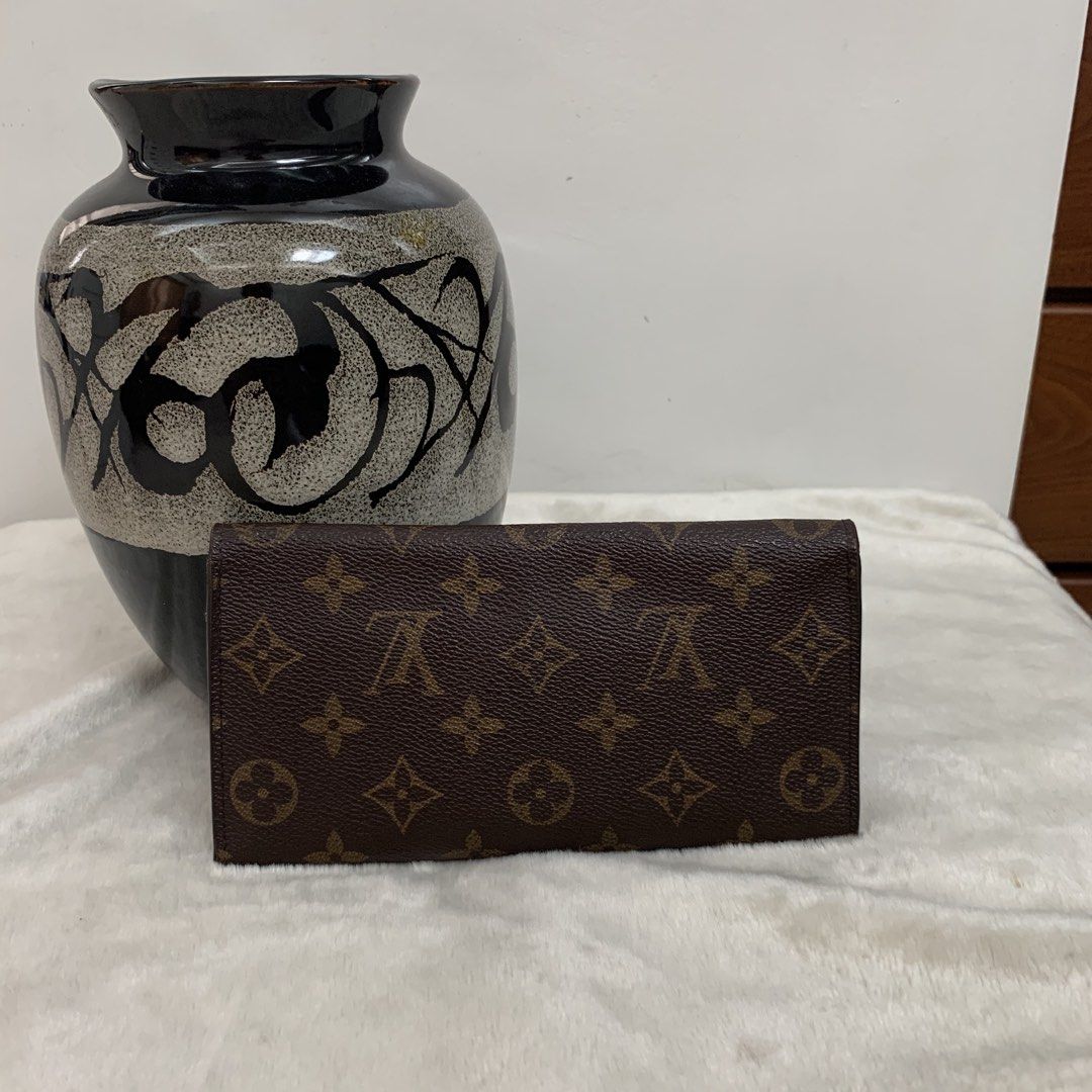 Authentic preloved Louis Vuitton Monogram Wallet (Category: Luxury Bags & Wallets) located in San Pablo. Submitted by iamtrina (Listing ID 1429893508, Image 2). Description: - Authentic preloved Louis Vuitton Monogram Wallet. - Features the iconic Monogram canvas. - Classic and stylish design. - Pre-loved condition. - Perfect for everyday use. With initials TN.