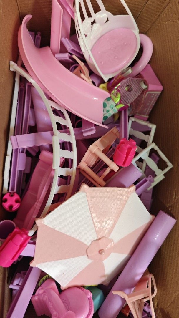 Big Dollhouse with Accessories (Category: Kids Toys) located in Manila. Submitted by skyreva (Listing ID 1429868994, Image 2). Description: Only assembled once. Not really played. original price is 1k plus.