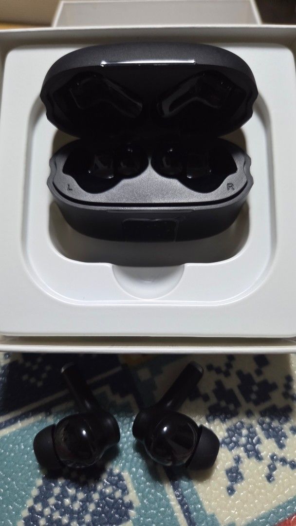 Black Wireless Earbuds with Charging Case418740945804349441