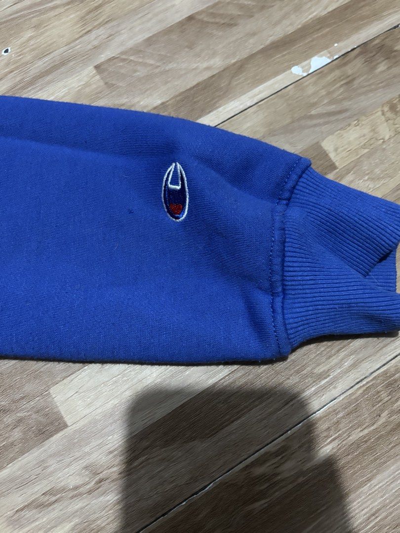 Champion Crewneck Sweatshirt - Blue - Small (Category: Coats, Jackets and Outerwear) located in Angeles City. Submitted by tk_.collections (Listing ID 1429989804, Image 2). Description: Rfs: Matagal na di ginagamit NO ISSUE (Bigay pa ng ex ko yan) .