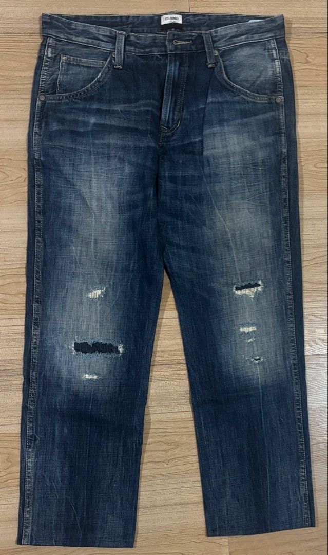 Chevignon Vintage 57 Denim 🔥 (Category: Jeans) located in Hermosa. Submitted by breestyle (Listing ID 1429953579, Image 1). Description: • Size: W33 L37 • Condition: 8/10 • 100% cotton • Nice fade + distressed details Cropped/raw hem style (clean cut) Perfect for streetwear fits 💰 ₱649 (negotiable) 📍 Bataan 🚚 Shipping available PM for measurements 👍.