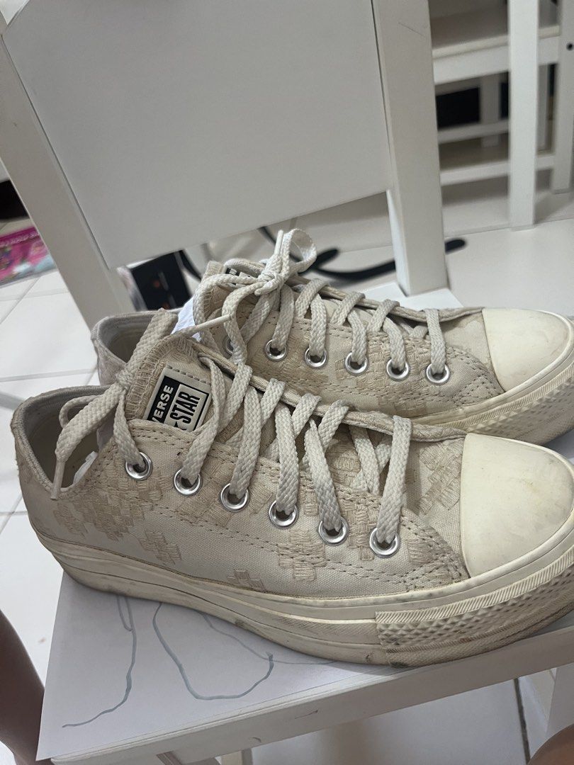 Converse All Star Low Top Sneakers (Category: Sneakers) located in Quezon City. Submitted by maix1129 (Listing ID 1429847905, Image 2). Description: Barely used super ganda pa, just needs cleaning since natambak sya. .