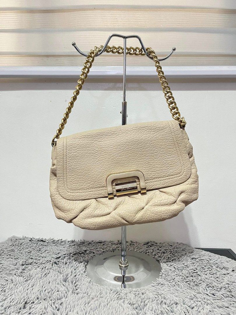 Cream Shoulder Bag with Gold Chain (Category: Shoulder Bags) located in Quezon City. Submitted by samellie (Listing ID 1429999427, Image 1). Description: .