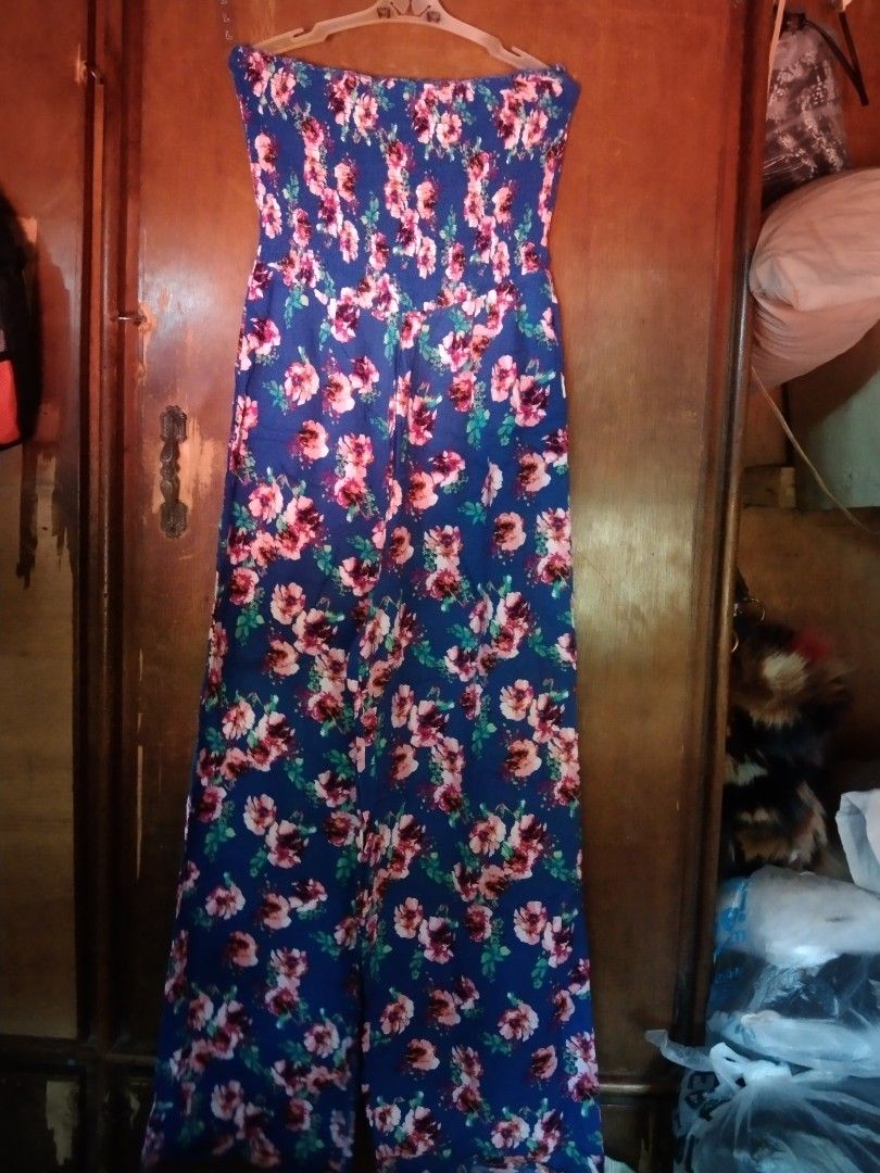 Derek Floral Tube Jumpsuit - Medium (Category: Jumpsuits) located in Manila. Submitted by fiercefish.b07a25 (Listing ID 1429870441, Image 1). Description: BLUE FLORAL JUMPSUIT TUBE/STRAPLESS STYLED SMOCKED BUST PART (SMOCK PART NOT LOOSEN/ INTACT CONDITION) COTTON FABRIC BUST 28 INCHES ( RELAX) BUST 36 INCHES (MAX. STRETCH) WAIST 24 TO 30 INCHES LENGTH 49 INCHES STRAIGHT CUT HEM CUT WITHOUT SIDE POCKETS WITHOUT INNER LINING (THICK COTTON) NOT SEE