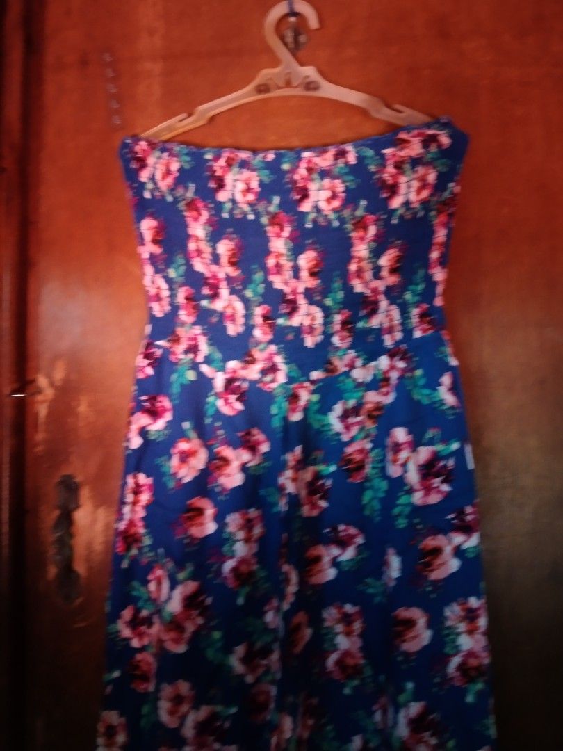 Derek Floral Tube Jumpsuit - Medium (Category: Jumpsuits) located in Manila. Submitted by fiercefish.b07a25 (Listing ID 1429870441, Image 2). Description: BLUE FLORAL JUMPSUIT TUBE/STRAPLESS STYLED SMOCKED BUST PART (SMOCK PART NOT LOOSEN/ INTACT CONDITION) COTTON FABRIC BUST 28 INCHES ( RELAX) BUST 36 INCHES (MAX. STRETCH) WAIST 24 TO 30 INCHES LENGTH 49 INCHES STRAIGHT CUT HEM CUT WITHOUT SIDE POCKETS WITHOUT INNER LINING (THICK COTTON) NOT SEE