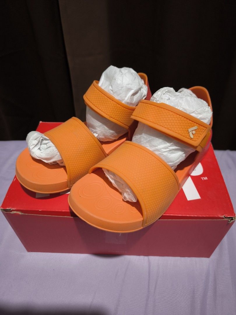Fitflop Junior Ombre Ergonomic back strap sandals (Category: Flats & Sandals) located in Paranaque City. Submitted by cherishop.ph (Listing ID 1429999222, Image 1). Description: Used few times only. Size: US 12C | UK 11 | EU 29 | 17.6cm Original Price: 1,800.