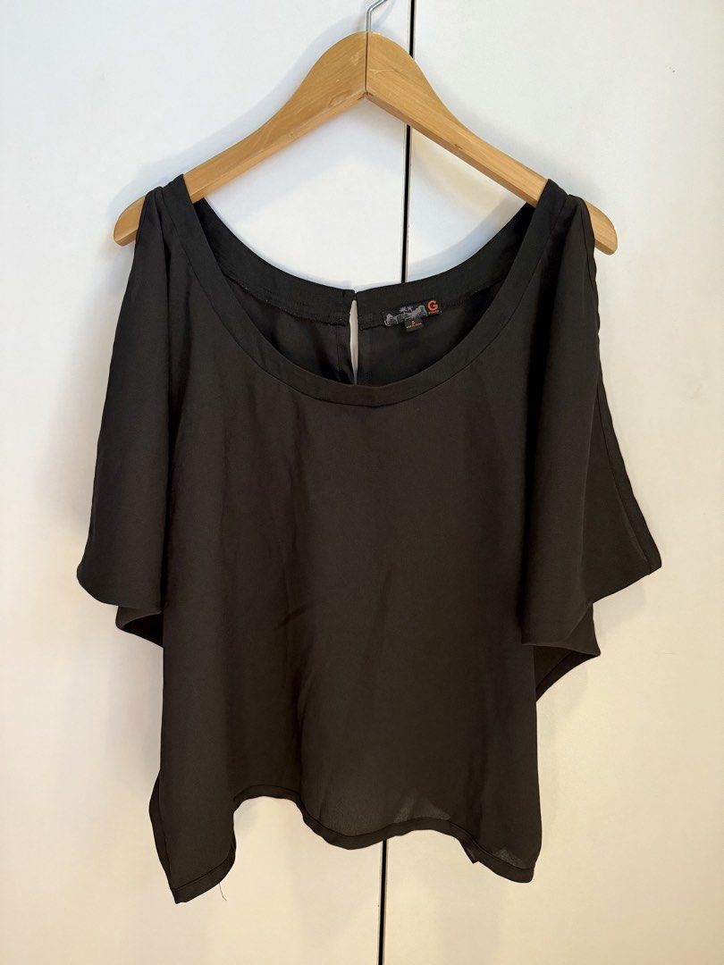 G by Guess Black Top (Category: Blouses) located in Manila. Submitted by shopsbyncs (Listing ID 1429928314, Image 1). Description: .