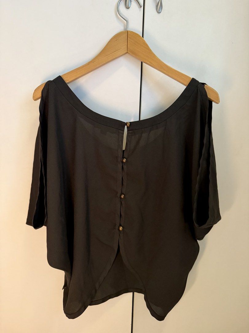 G by Guess Black Top (Category: Blouses) located in Manila. Submitted by shopsbyncs (Listing ID 1429928314, Image 3). Description: .