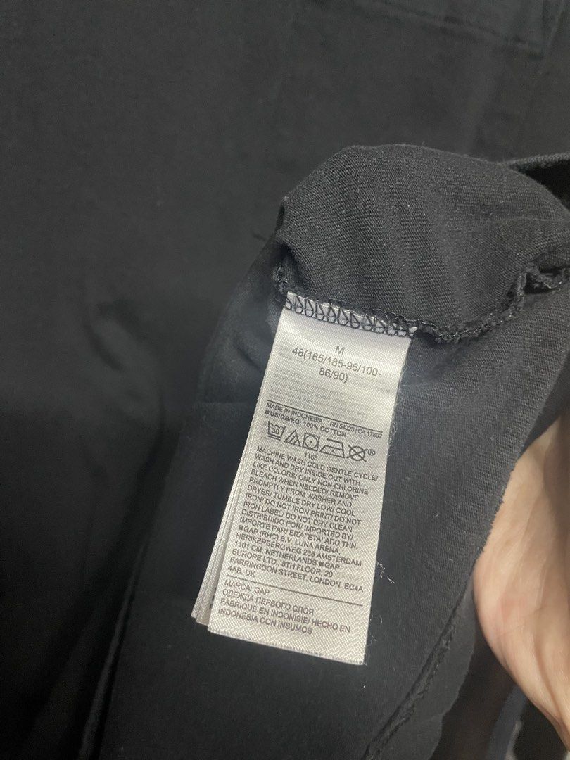 Gap Original Black Pocket Tee (Category: Tshirts & Polo Shirts ) located in Manila. Submitted by 2002kid (Listing ID 1429918030, Image 3). Description: Black Gap Original T-shirt with a pocket on the front. Features a Gap Original bear logo on the back. The size is M, and it is made in Indonesia. The shirt is made of 100% cotton. It has a crew neck and short sleeves. Size: Medium Japan Release Dimes Width: 21 Length: 29 Issue: None Color rate: 8/