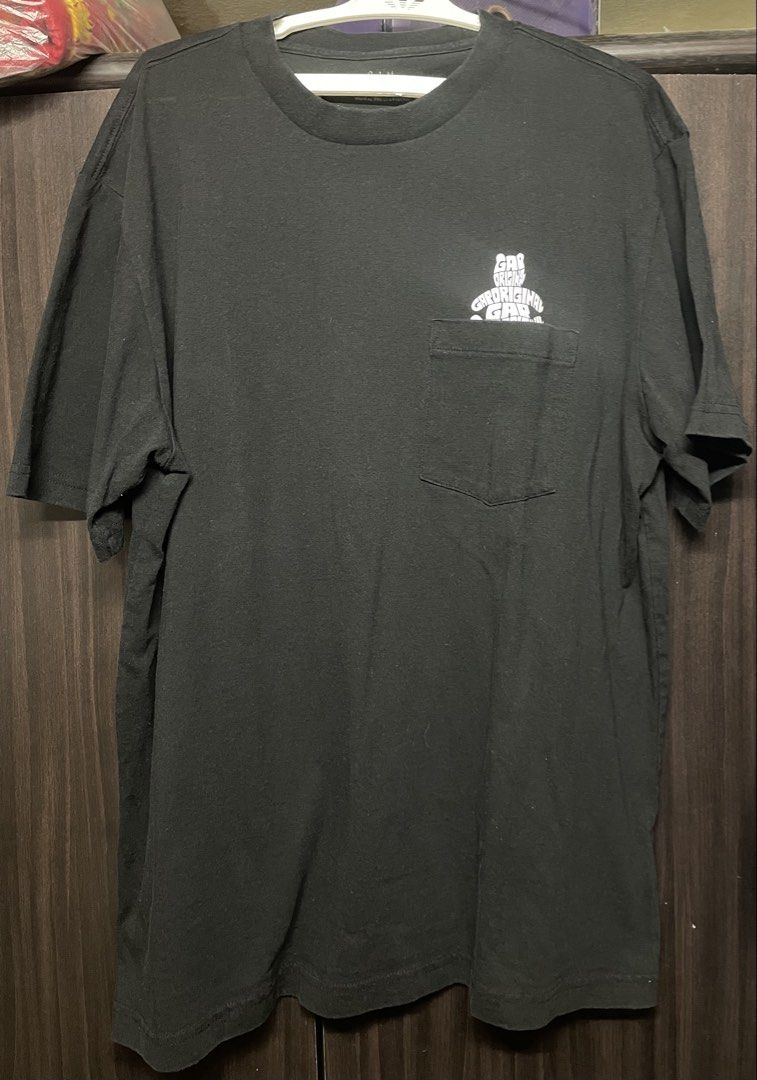 Gap Original Black Pocket Tee (Category: Tshirts & Polo Shirts ) located in Manila. Submitted by 2002kid (Listing ID 1429918030, Image 1). Description: Black Gap Original T-shirt with a pocket on the front. Features a Gap Original bear logo on the back. The size is M, and it is made in Indonesia. The shirt is made of 100% cotton. It has a crew neck and short sleeves. Size: Medium Japan Release Dimes Width: 21 Length: 29 Issue: None Color rate: 8/