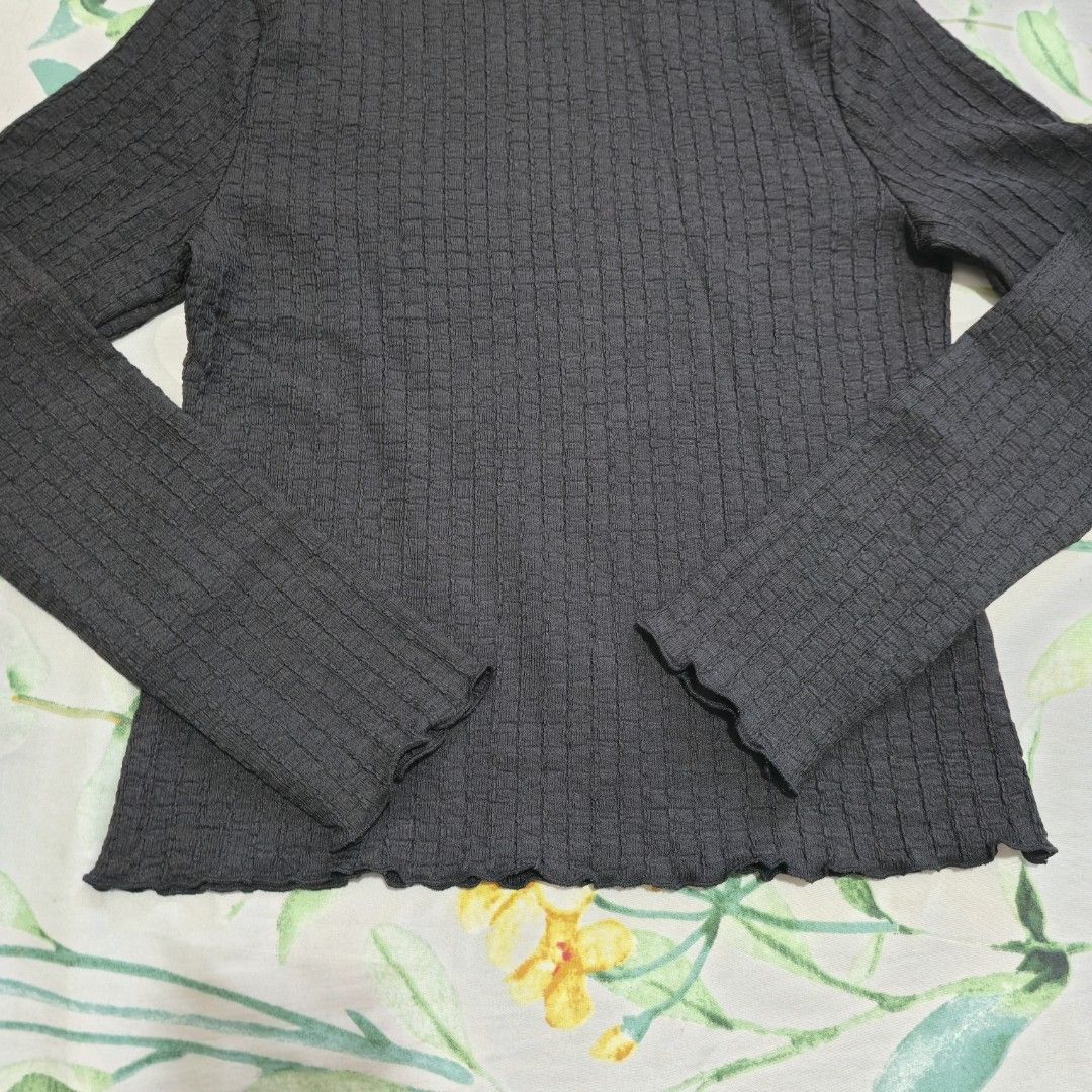 H&M Black Ribbed Longsleeves Top Small Turtle Neck (Category: Longsleeves) located in Pasay City. Submitted by monmonish (Listing ID 1429880114, Image 3). Description: Size: EUR S / US S / 160/88A Color: Black Polyester Turtle Neck Never been used, washed once. No tag *Actual color may vary due to lighting *Please allow 1-2cm discrepancy due to manual measurements.