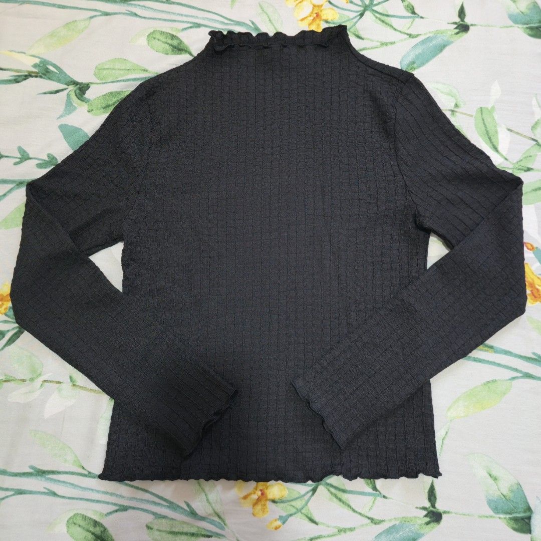 H&M Black Ribbed Longsleeves Top Small Turtle Neck (Category: Longsleeves) located in Pasay City. Submitted by monmonish (Listing ID 1429880114, Image 1). Description: Size: EUR S / US S / 160/88A Color: Black Polyester Turtle Neck Never been used, washed once. No tag *Actual color may vary due to lighting *Please allow 1-2cm discrepancy due to manual measurements.