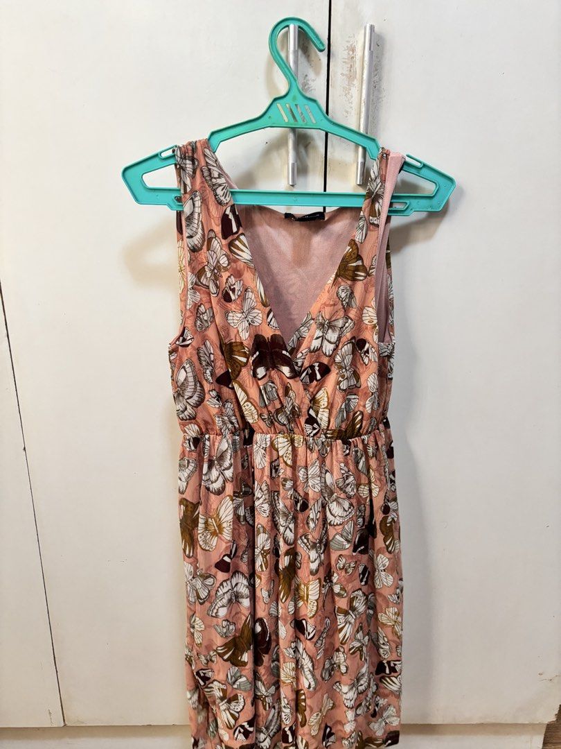 h&m butterfly print dress (Category: Dresses) located in Taytay. Submitted by chippylala (Listing ID 1429937910, Image 1). Description: — color may vary due to lighting — MOD: lalamove shouldered by the buyer — MOP: gcash, bpi 📌 strictly no exchange, returns, & cancellations.