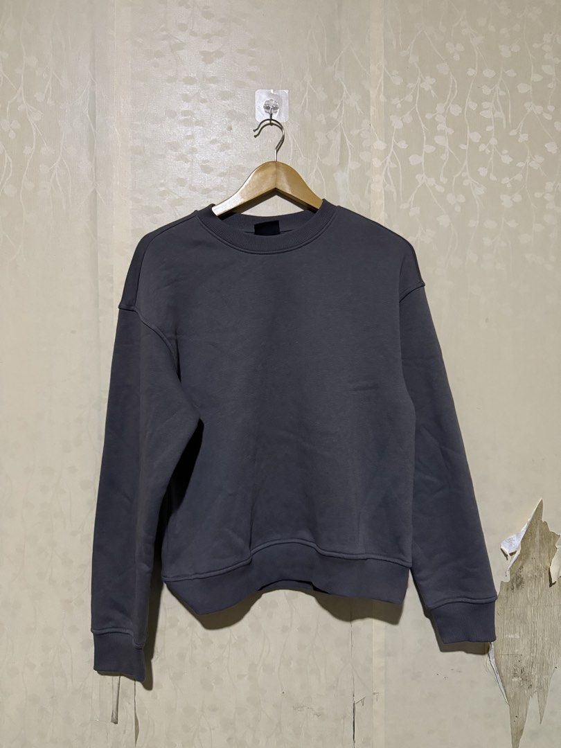 H&M Crewneck Sweater Gray (Category: Hoodies) located in Quezon City. Submitted by 999bodega (Listing ID 1429871387, Image 2). Description: Used Once Mall bought Loose fit.