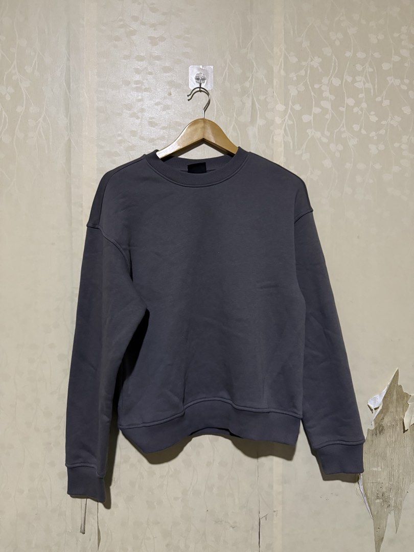 H&M Crewneck Sweater Gray (Category: Hoodies) located in Quezon City. Submitted by 999bodega (Listing ID 1429871387, Image 1). Description: Used Once Mall bought Loose fit.
