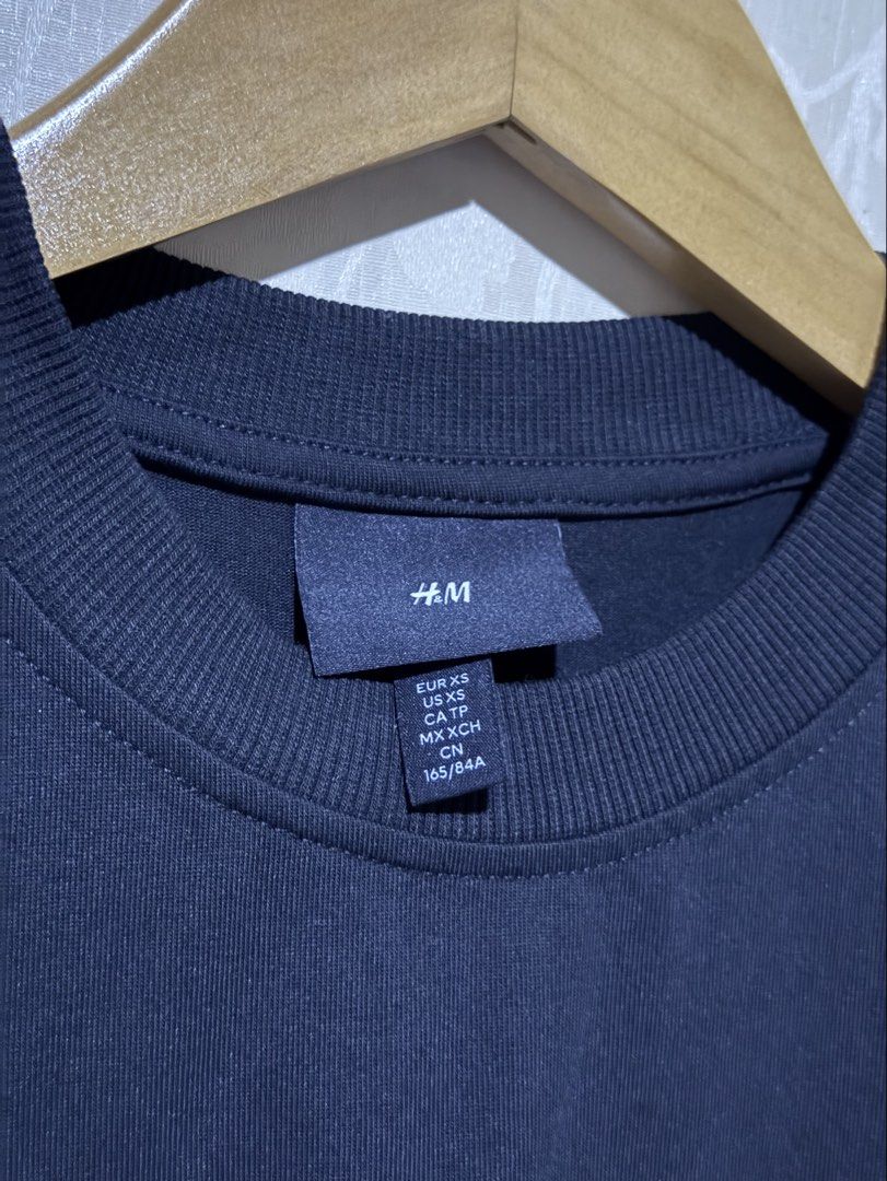 H&M PLAIN BLACK TEE (Category: Tshirts & Polo Shirts ) located in Quezon City. Submitted by 999bodega (Listing ID 1429870619, Image 3). Description: FITTED ONLY WRONG SIZE MALL BOUGHT.