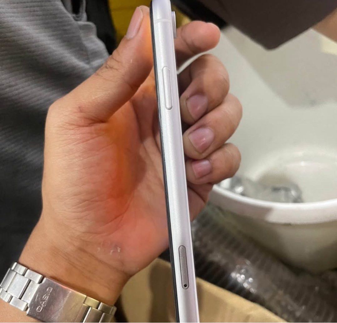 iPhone XR 128gb White RUSH SALE (Category: iPhone X Series) located in Manila. Submitted by takemystuffbuymystuff (Listing ID 1429969885, Image 3). Description: iPhone XR 128gb RUSH SALE RFS: Need Funds!.