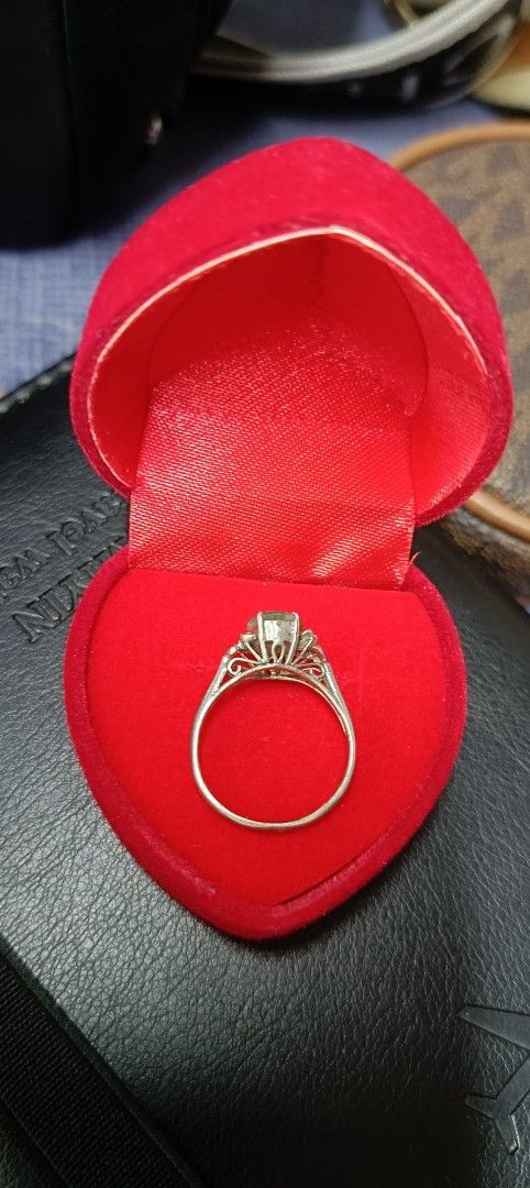Jade Ring with Silver Band (Category: Rings) located in Antipolo. Submitted by missel28 (Listing ID 1429951071, Image 3). Description: silver ring from Japan, 1.8grams, size 6, kasama na lagayan..may markings sya 18k pero silver lang sya....