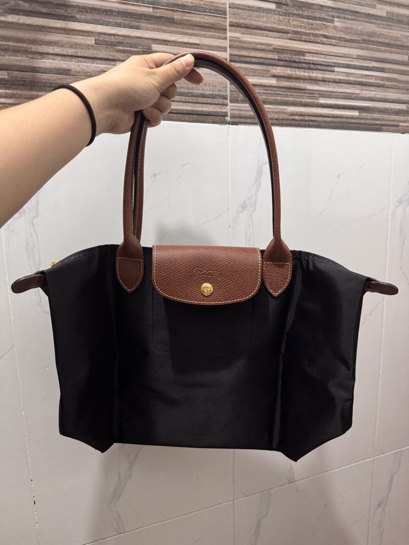 Longchamp Le Pliage in Black (Medium) w/ Receipt (Category: Luxury Bags & Wallets) located in Angeles City. Submitted by kcccc580 (Listing ID 1429595182, Image 1). Description: 💯% ORIGINAL WITH RECEIPT 📌 Black, Medium Size from HK Longchamp 📌With paperbag and plastic 📌Good as new RFS: Too big huhu. I will purchase the smaller size (short handle). Also, willing to swap if you have LC small black handle .