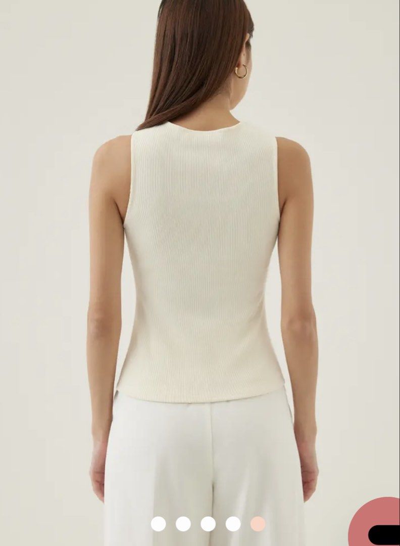 Love Bonito top (Category: Sleeveless) located in Quezon City. Submitted by mdlrrr (Listing ID 1429939915, Image 3). Description: Love how effortlessly chic this top is. 🤍 Rfs: Decluttering .