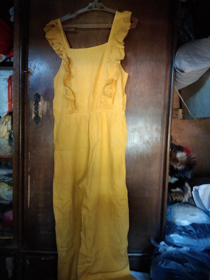 Mango Yellow Ruffle Jumpsuit Size 14 (Category: Jumpsuits) located in Manila. Submitted by fiercefish.b07a25 (Listing ID 1429893149, Image 2). Description: MANGO JUMPSUIT DEEP MUSTARD YELLOW (COLOR) RUFFLED ADJUSTABLE STRAPS (BUTTONS) GARTERIZE WAIST NO WAIST TIE NO SIDE POCKETS LINEN/COTTON FABRIC BUST 32 - 34 INCHES (MAX. STRETCH) WAIST 26 INCHES (RELAX) WAIST 32 INCHES (MAX. STRETCH) LENGTH 51 INCHES FROM SHOULDER TO HEMLINE LAST 3 PICS FOR RE