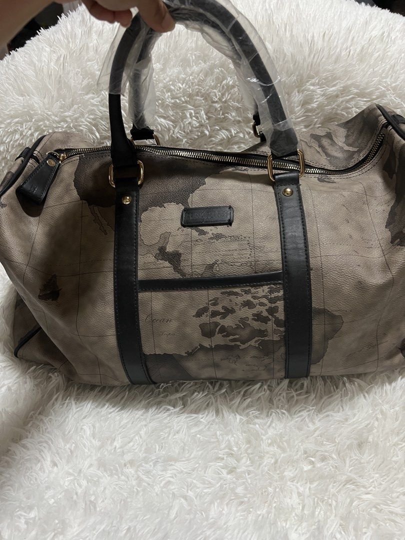 Map Design Travel Bag (Category: Luxury Bags & Wallets) located in Muntinlupa City. Submitted by hermanasbfl (Listing ID 1429992363, Image 1). Description: Map Design Travel Bab •High Quality •Shopped from South Korea •Used once •Goof also for hand carry Will provide further details suck as size upon request 🛵LBC/J&T/Lalamove 🏧Gcash/Bdo .