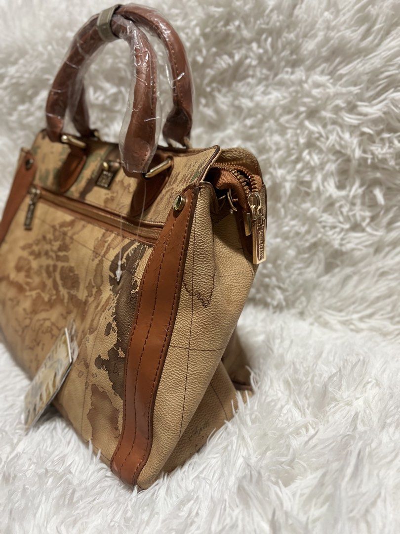 Map Print Design Handbag (Category: Luxury Bags & Wallets) located in Muntinlupa City. Submitted by hermanasbfl (Listing ID 1429991628, Image 3). Description: Map Design Fashion Bag •On hand •Bought from South Korea •Bag has multiple compartments Has slight defect 🛵LBC/Lalamove/J&T 🏧Gcash/Bank Transfer .