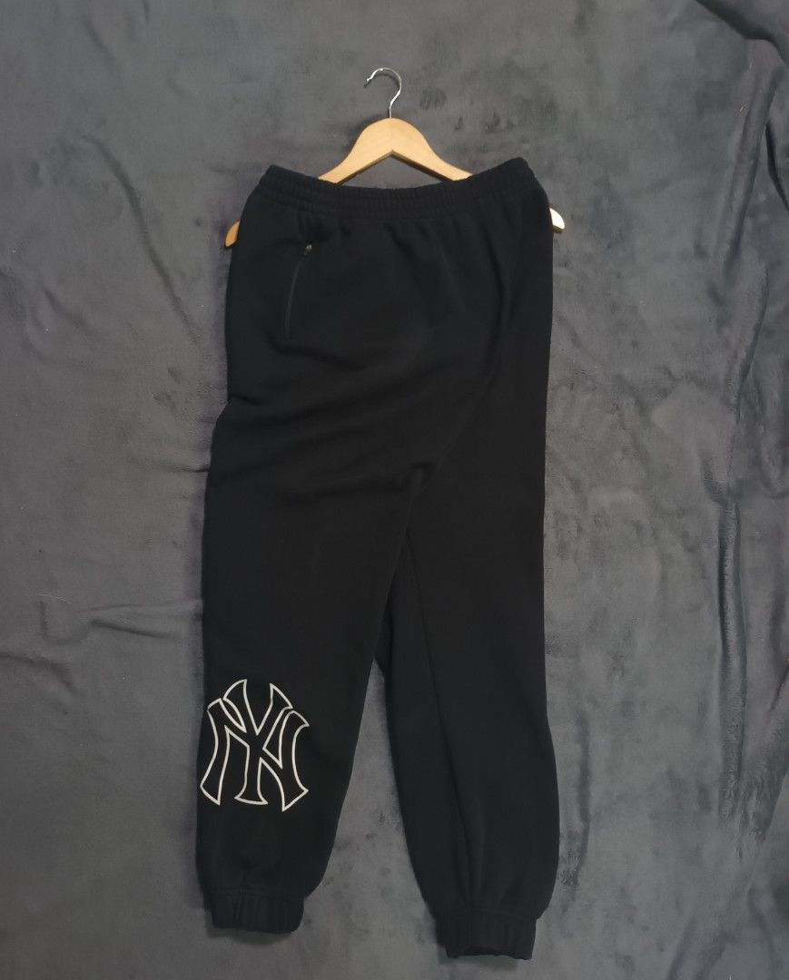 MLB New York Yankees Sweatpants (Category: Joggers) located in Manila. Submitted by good-finds (Listing ID 1429888034, Image 1). Description: DIMENSIONS WAIST- 32 TO 34 LENGTH -41 LEG HOLE-11 HEM- 6 ISSUE MINIMAL SCRATCH CHECK LAST PIC COLOR RATE 10/10 FREE SHIP.