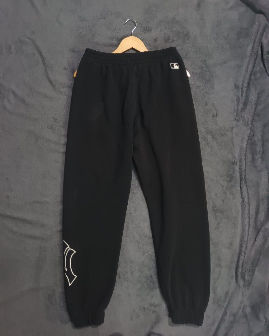 MLB New York Yankees Sweatpants (Category: Joggers) located in Manila. Submitted by good-finds (Listing ID 1429888034, Image 2). Description: DIMENSIONS WAIST- 32 TO 34 LENGTH -41 LEG HOLE-11 HEM- 6 ISSUE MINIMAL SCRATCH CHECK LAST PIC COLOR RATE 10/10 FREE SHIP.