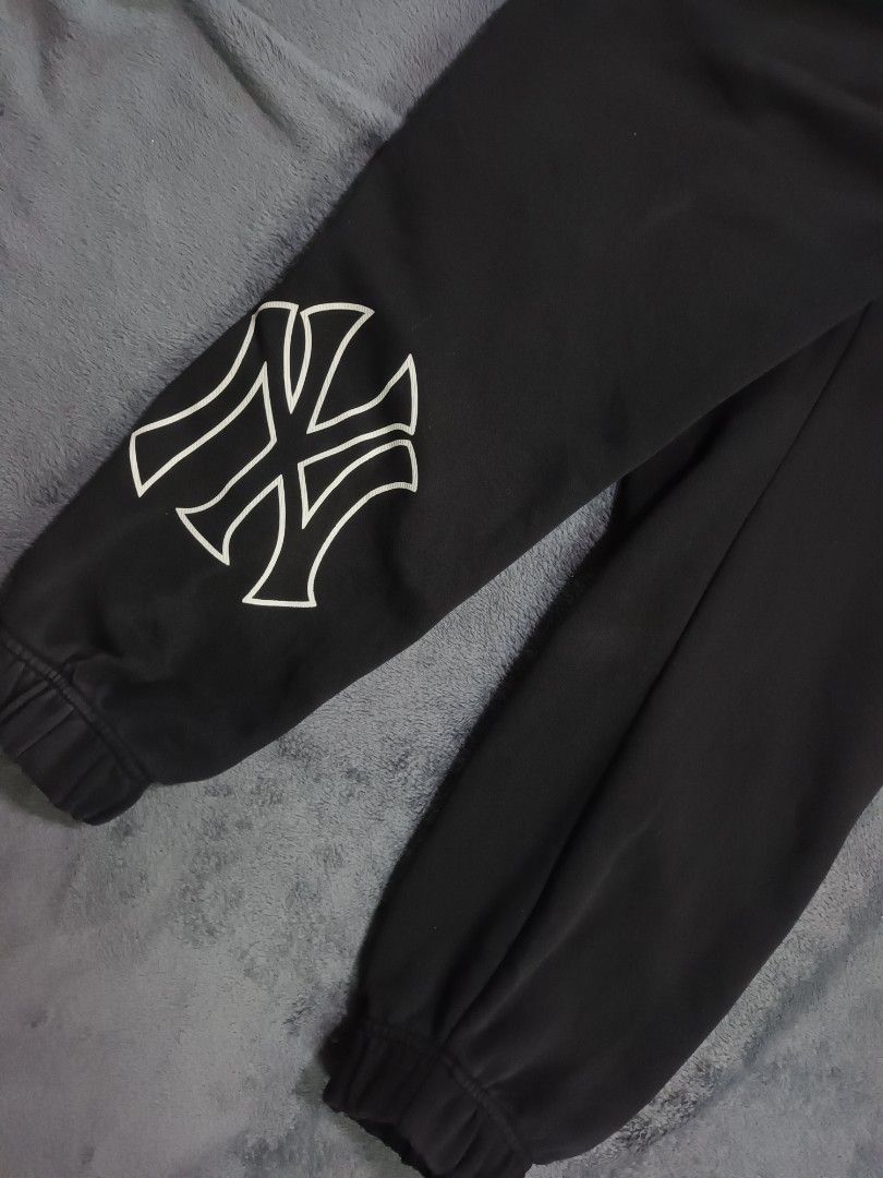 MLB New York Yankees Sweatpants (Category: Joggers) located in Manila. Submitted by good-finds (Listing ID 1429888034, Image 3). Description: DIMENSIONS WAIST- 32 TO 34 LENGTH -41 LEG HOLE-11 HEM- 6 ISSUE MINIMAL SCRATCH CHECK LAST PIC COLOR RATE 10/10 FREE SHIP.