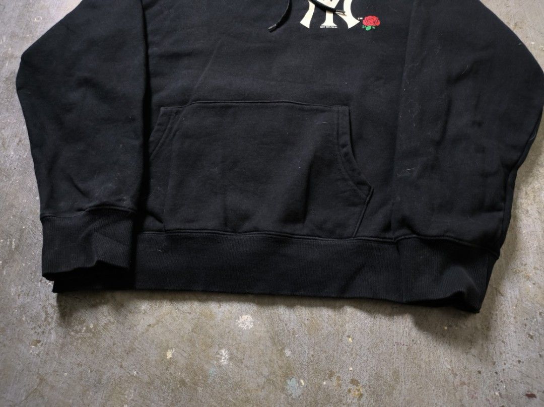 New Era Yankees Hoodie (Category: Hoodies) located in Manila. Submitted by suppliermo (Listing ID 1429909076, Image 3). Description: Black hoodie featuring the New York Yankees logo with a rose graphic. It has a front pocket and a hood. The New Era logo is visible on the hood. The size is Medium..