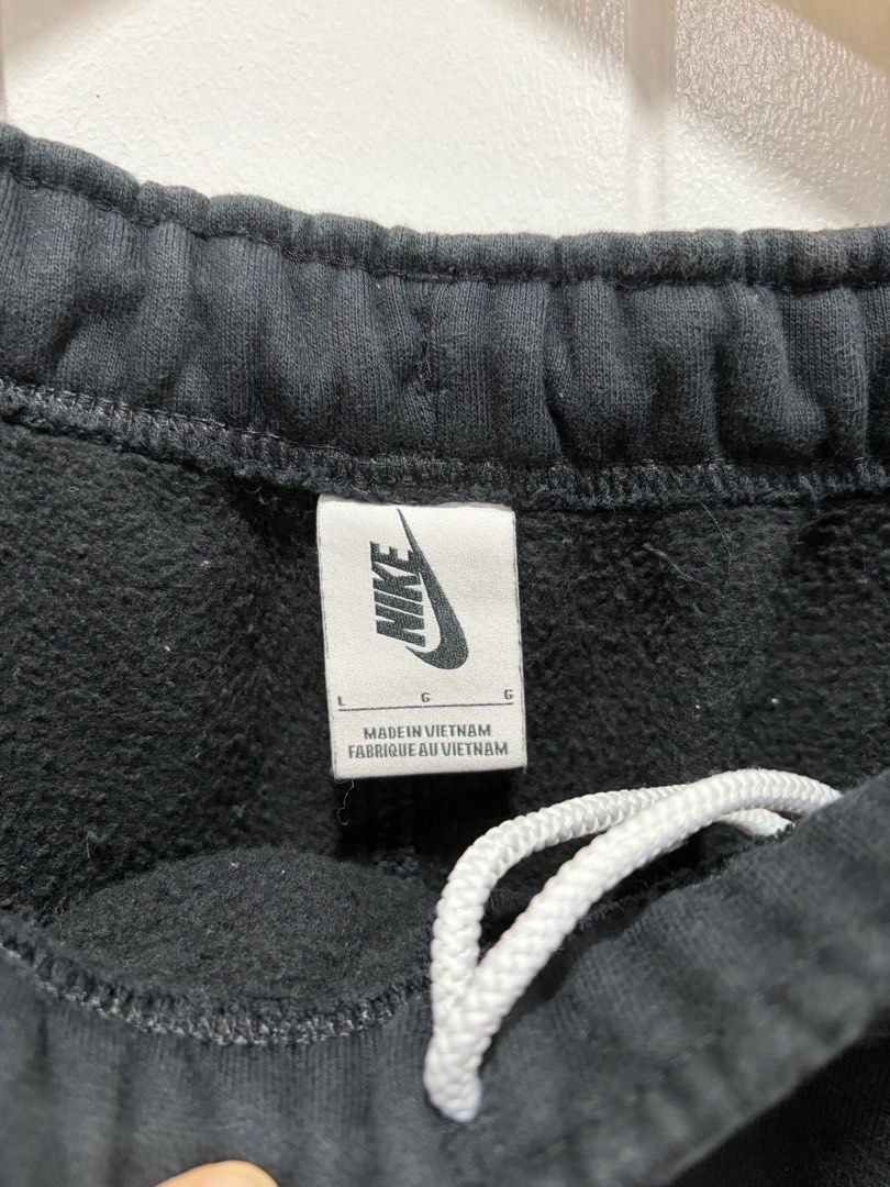 Nike Mens Black Sweatpants - Size L (Category: Joggers) located in Makati City. Submitted by citysunset (Listing ID 1429965636, Image 3). Description: Size Large.