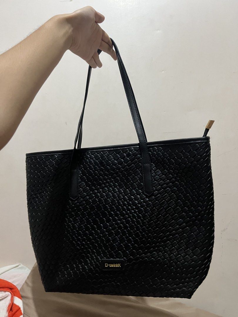 O-owinkk Black Woven Tote Bag (Category: Tote Bags) located in Pilar. Submitted by kimberlynicoledg (Listing ID 1430009549, Image 1). Description: lighty used with care good quality!!.