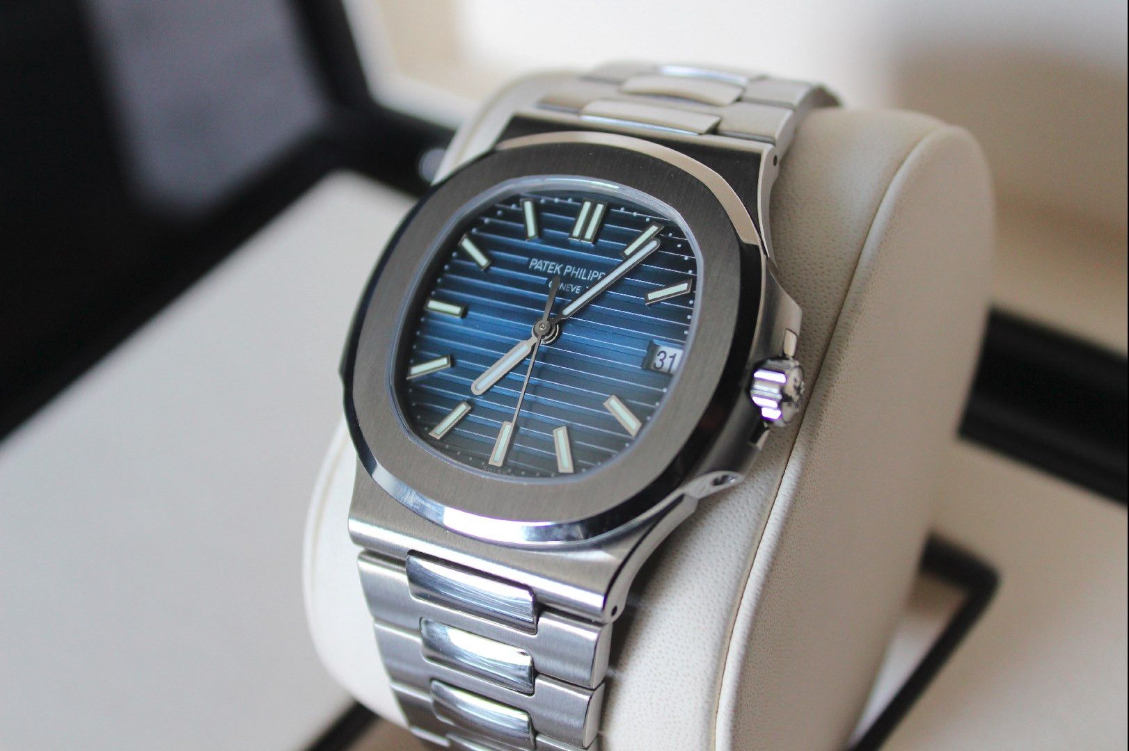 Patek Philippe Nautilus 5711/1A-010 – 2021 Year (Category: Watches) located in Singapore. Submitted by royalstar_c48dea (Listing ID 1429975099, Image 1). Description: Patek Philippe Nautilus 5711/1A-010, 2021 year, in very good condition and never polished. I've only worn it for important events. Full set (Box and Papers included) Authentication possible. .