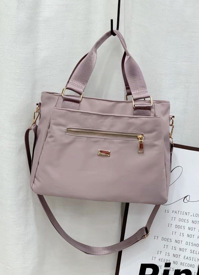 Plain Pink Zipper Handbag (Category: Purses & Pouches) located in Manila. Submitted by acbefgh (Listing ID 1429868636, Image 1). Description: .