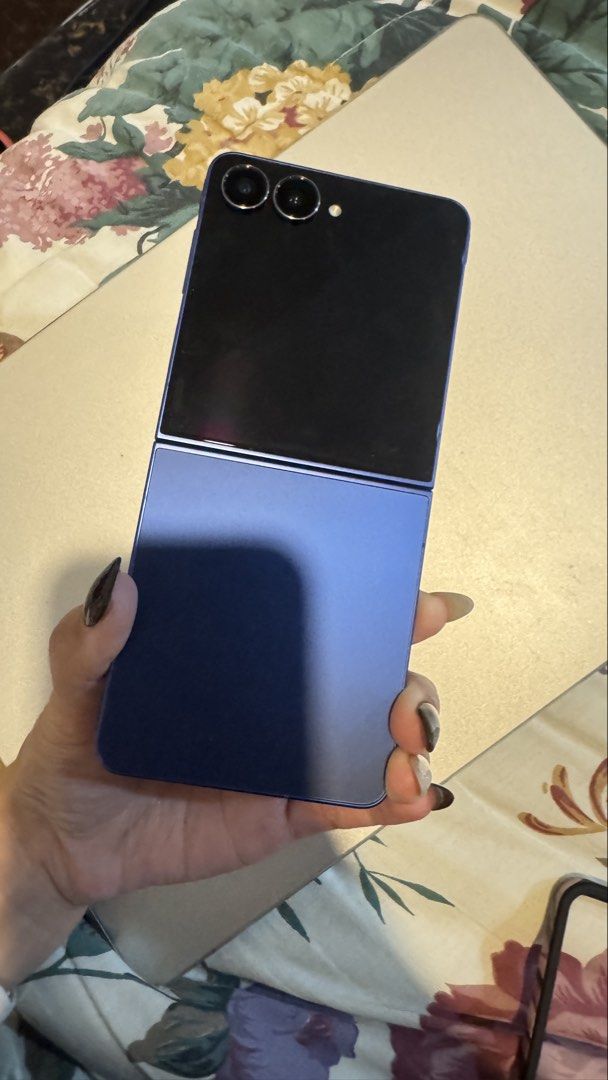 Samsung Z Flip 7 256gb (Category: Samsung) located in Marikina City. Submitted by second.chances777 (Listing ID 1429973070, Image 2). Description: -Almost brand new, barely used -This was an impulse buy, pang extra lang supposed to be but I don't get to use it 😅 -e-sim is globe locked, physical sim is open line -Comes complete.