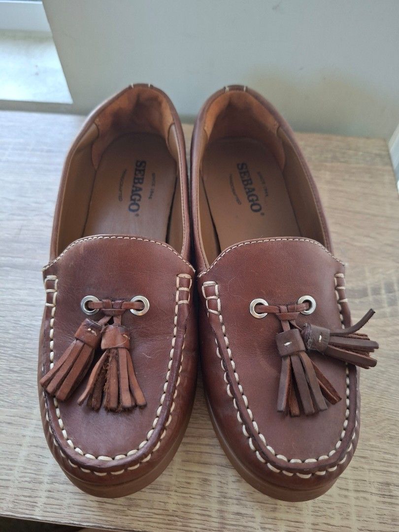 Sebago Hailey Tassel Brown Leather Loafers (Category: Loafers) located in Pasig City. Submitted by zmabel (Listing ID 1429963324, Image 2). Description: Worn once lang, I was in denial that this was in my size and can break it in 😅 This is a US 6.5 Leather is still good and the sole hasnt separated yet. RFS: Not my size Delivery fee via grab/lala/etc to be shouldered by the buyer..