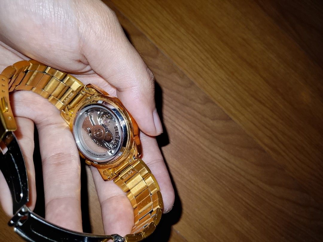 Seiko 5 Automatic 21 Jewels Gold Plated (Category: Men's Watches) located in Manila. Submitted by kindlegitseller (Listing ID 1430002175, Image 2). Description: Good as new, Hindi masyadong nagagamit mas madalas pako maligo kesa magamit. No issue. Isusuot mo nalang. Nasakin yung pinagputulan ng bracelet ibibigay ko rin. 100% Original you can tell by looking palang. Matatawaran pa. Mabait si seller.