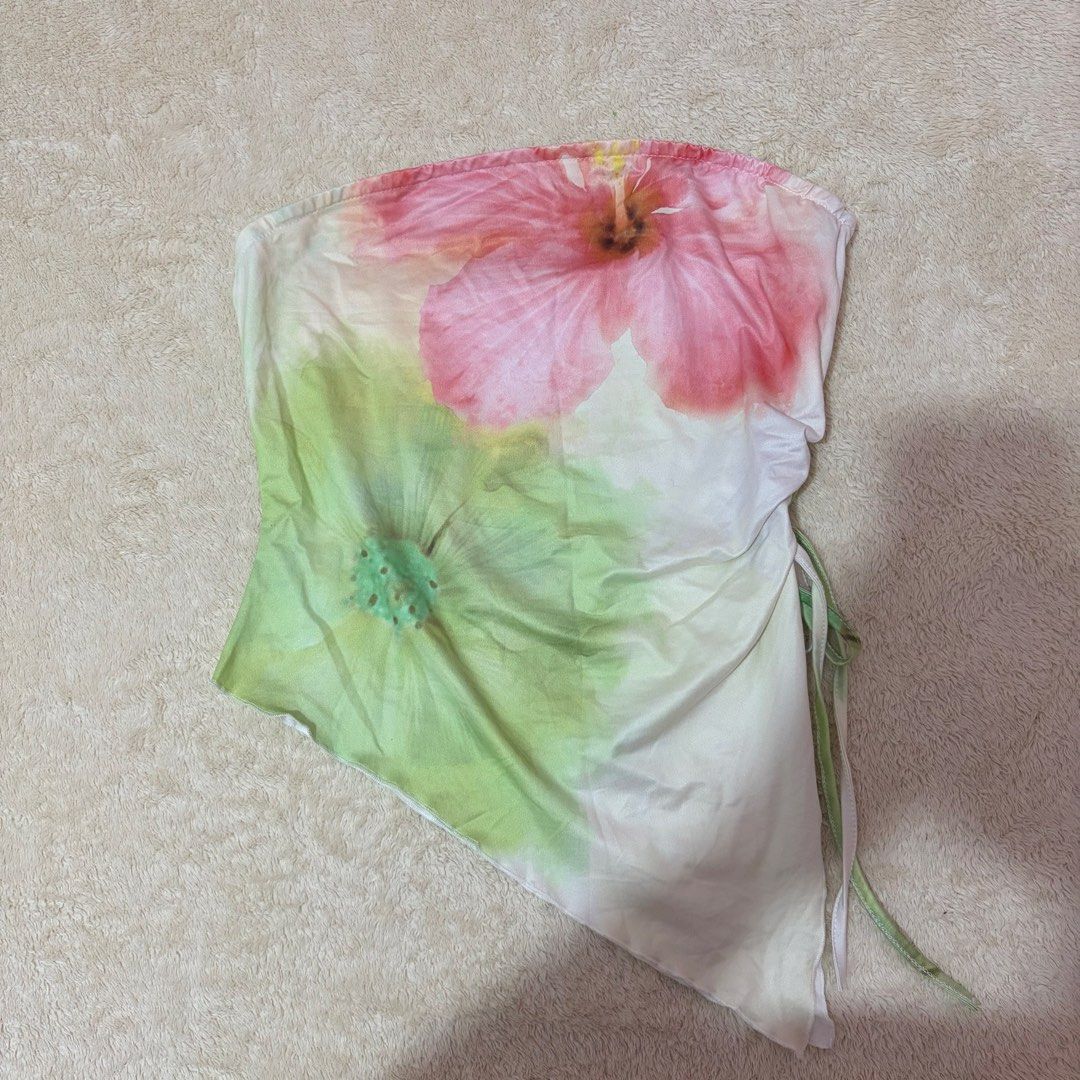 Shein Floral Tube Top (Category: Sleeveless) located in Quezon City. Submitted by by_aliii (Listing ID 1429992426, Image 1). Description: unused.