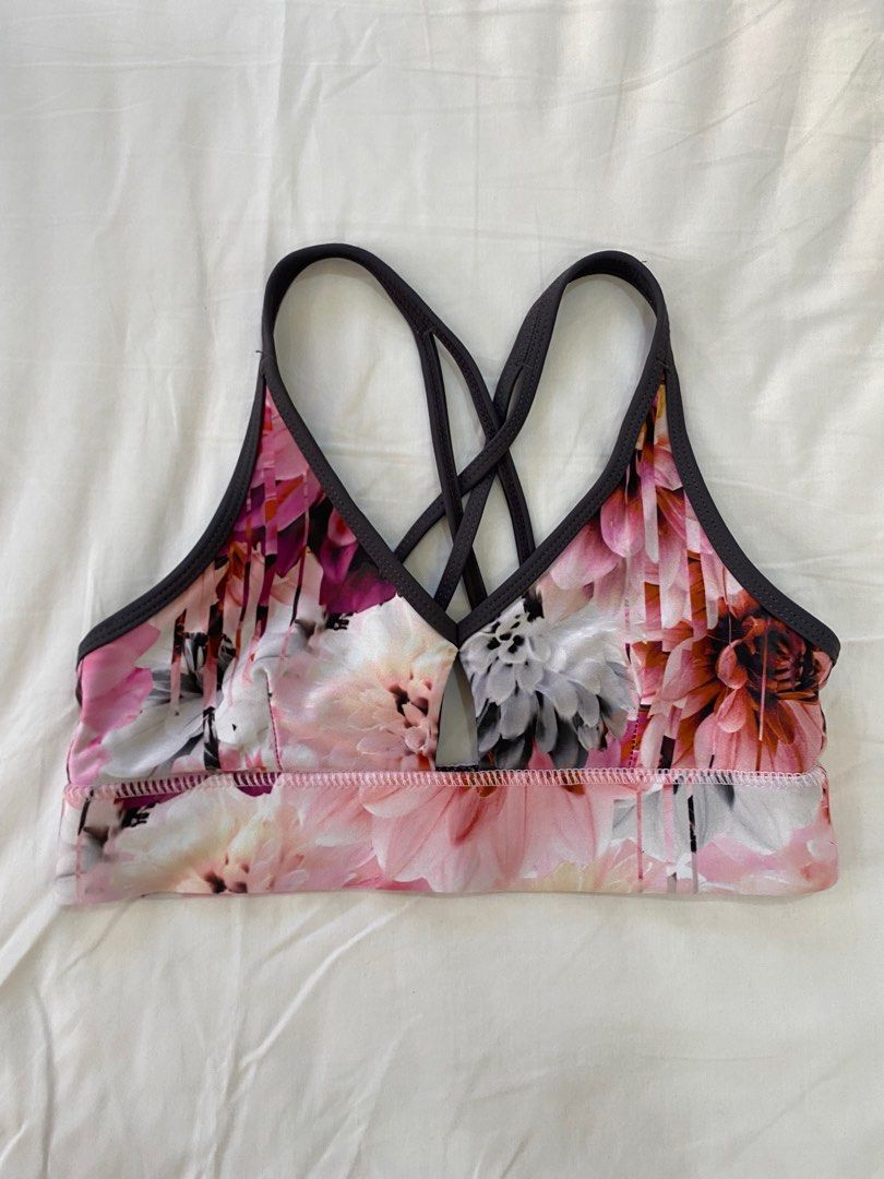 Sports Bras (Category: Activewear) located in Manila. Submitted by declutteREN (Listing ID 1429926858, Image 1). Description: XS-S .