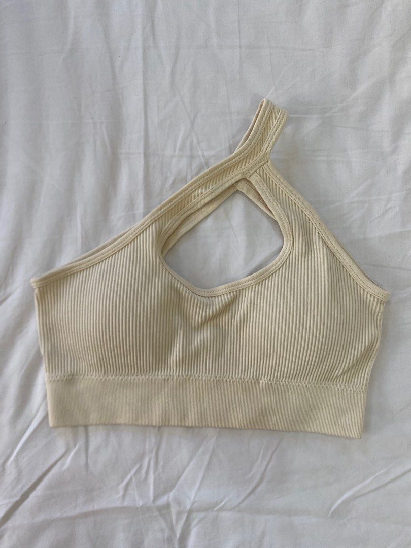 Sports Bras (Category: Activewear) located in Manila. Submitted by declutteREN (Listing ID 1429926858, Image 3). Description: XS-S .