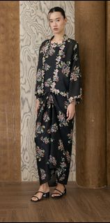 (Category: ) located in . Submitted by ssrwardrobe (Listing ID 1429988405, Image 1). Description: .