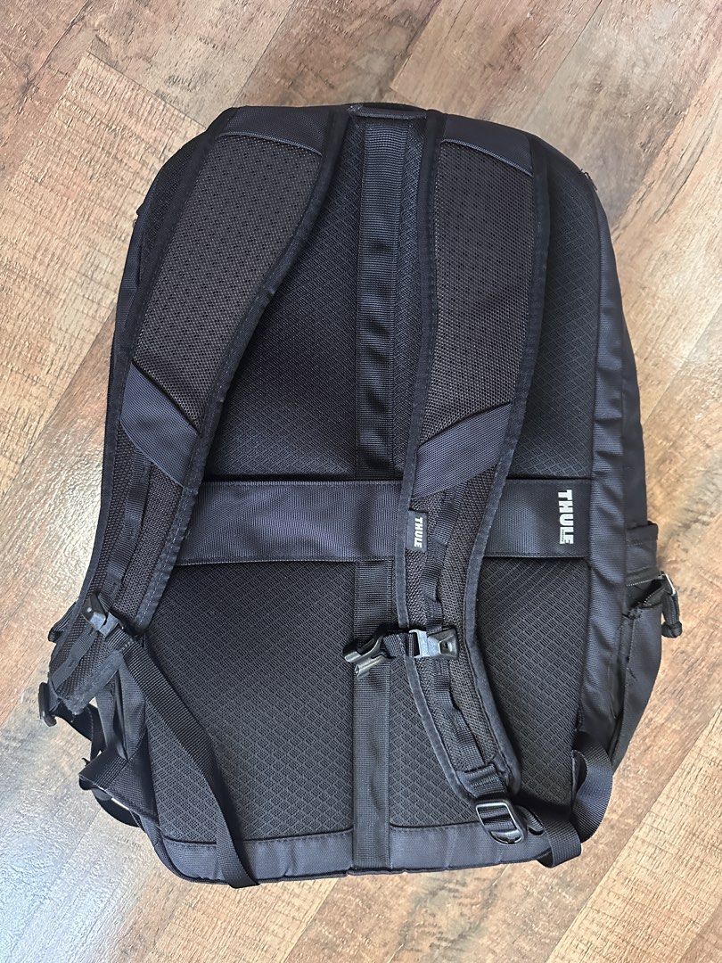 Thule Backpack （分類：背包）位於 Hong Kong。 由 ruby531 提交（商品編號 1429863750，圖片 3）。簡介： Black Thule backpack. Features a main compartment, side pockets, and adjustable shoulder straps. Includes a top handle for easy carrying. The Thule logo is visible on the front and back of the backpack.。