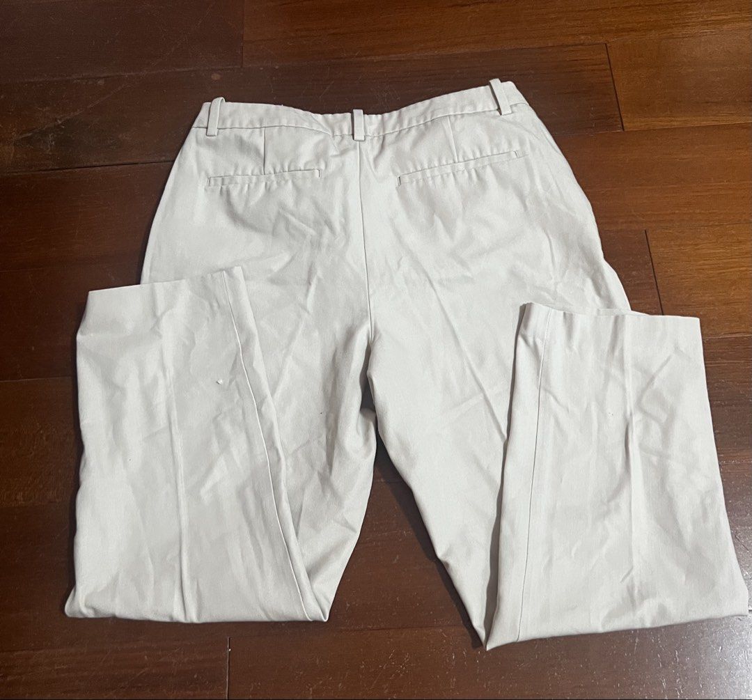 Uniqlo Khaki Smart Ankle Pants (Category: Other Bottoms) located in Manila. Submitted by amye.catalog (Listing ID 1429909937, Image 2). Description: .