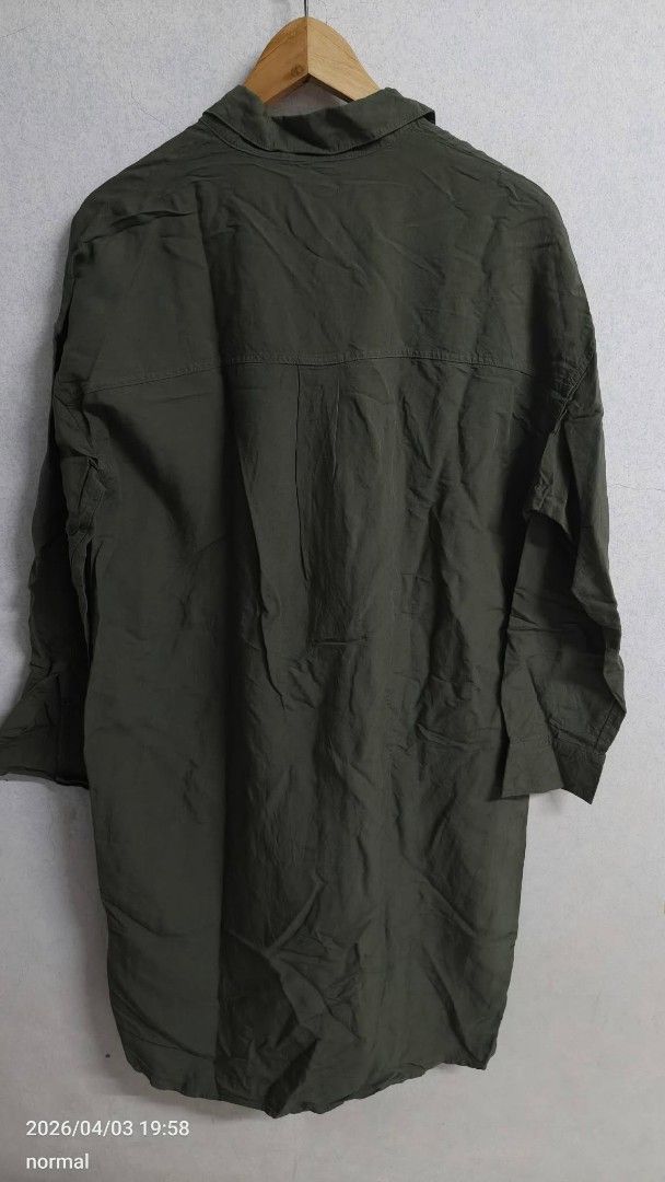 Uniqlo Long Shirt (Category: Tshirts & Polo Shirts ) located in Bulacan. Submitted by ely46 (Listing ID 1429966848, Image 2). Description: Olive green long shirt from Uniqlo. Features a collared neckline and button-down closure. The shirt has long sleeves. Size M. Perfect for layering or wearing on its own. A versatile piece for your wardrobe..